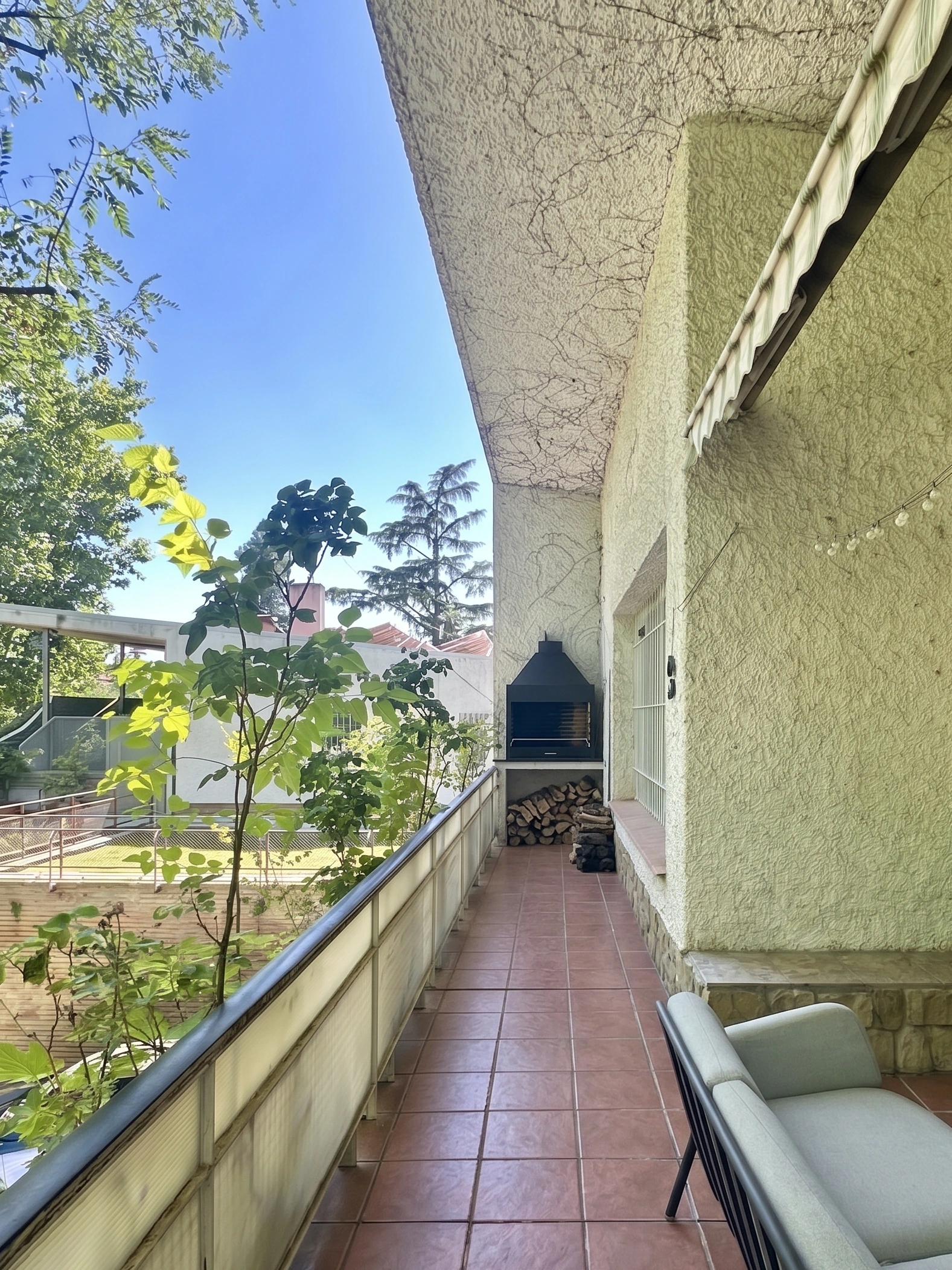 Terraza con barbacoa y comedor exterior