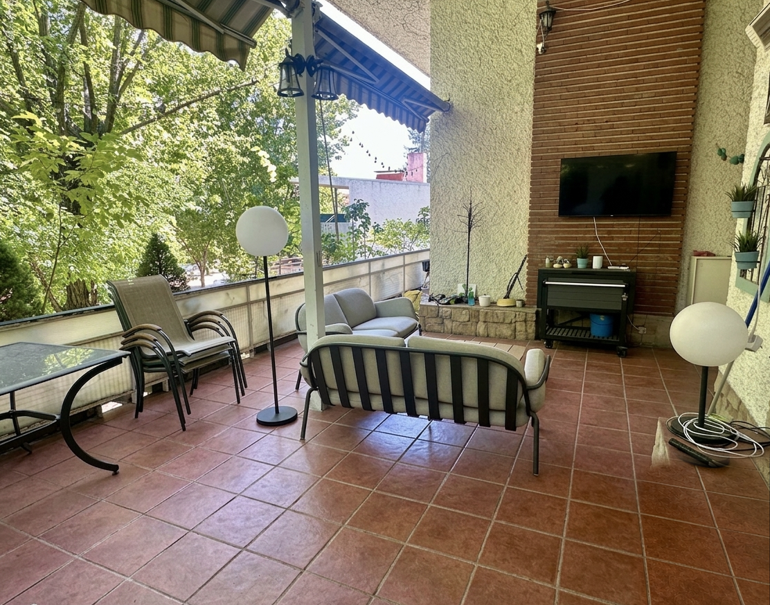 Terraza cubierta abierta al arbolado