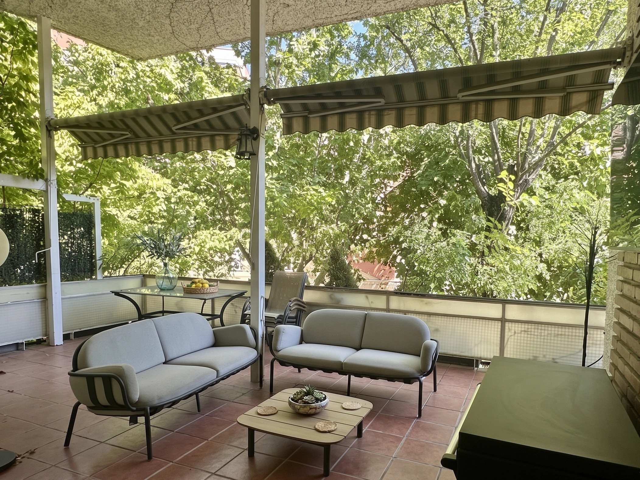 Terraza cubierta con zona de estar
